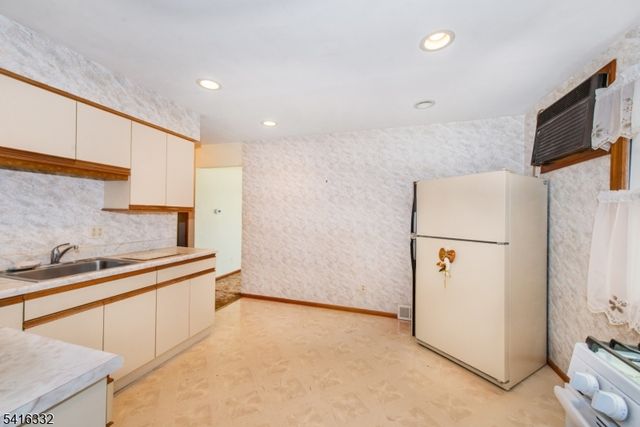 274 Dewey Ave, Totowa Boro, NJ 07512