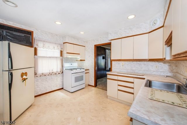 274 Dewey Ave, Totowa Boro, NJ 07512