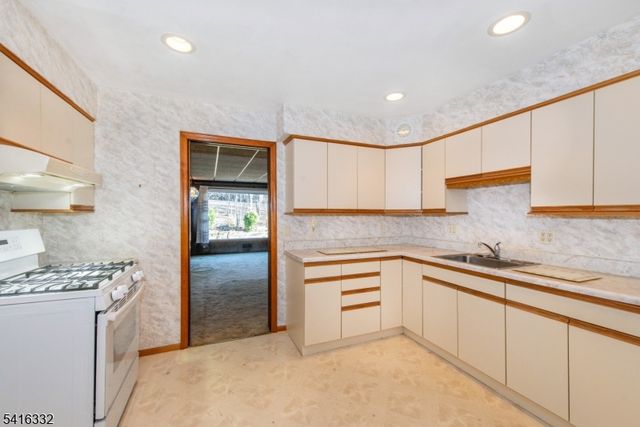 274 Dewey Ave, Totowa Boro, NJ 07512