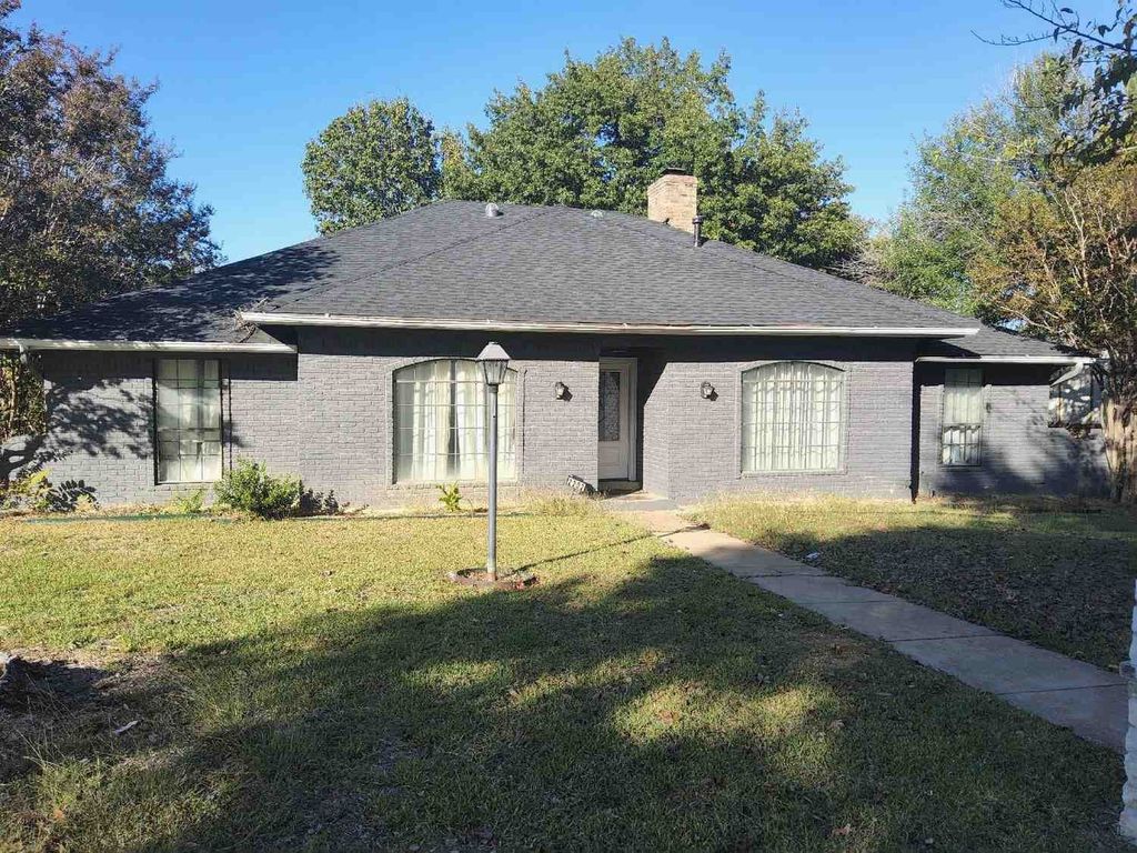 2202 Greenbriar Court, Grand Prairie, TX 75050