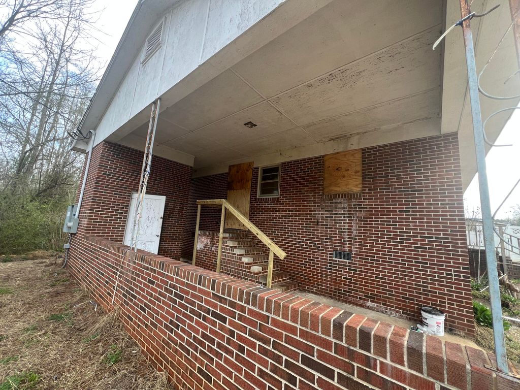 Image 2 of property listing at 1981 Great Falls Highway, Blackstock, SC 29014