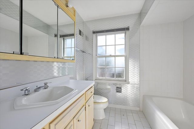 937 Sutton Drive, Northbrook, IL 60062