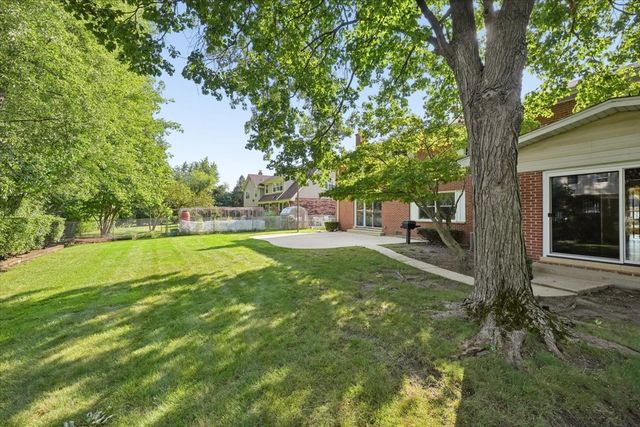 937 Sutton Drive, Northbrook, IL 60062