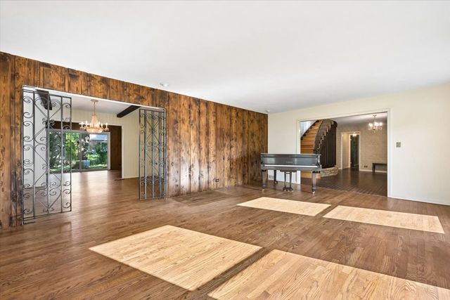 937 Sutton Drive, Northbrook, IL 60062