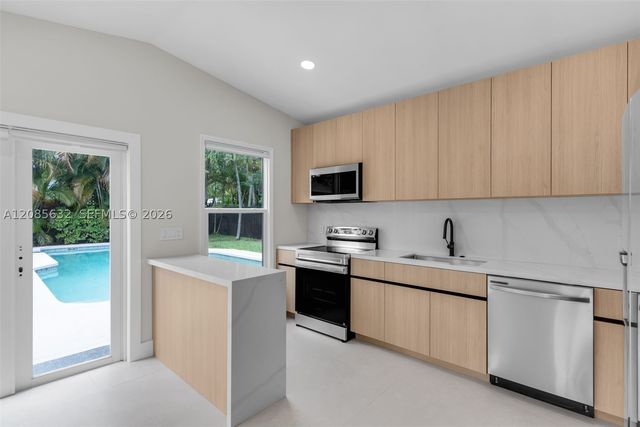 1525 NE 18th Ave, Fort Lauderdale, FL 33304