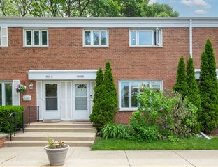 1205 Peterson Avenue B, Park Ridge, IL 60068