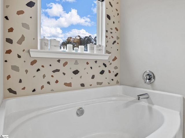 655 Autumn Breeze Walk, Inman, SC 33153