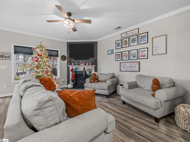 655 Autumn Breeze Walk, Inman, SC 33153