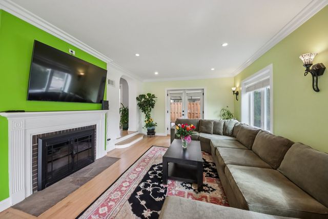 6601 N Trumbull Avenue, Lincolnwood, IL 60712