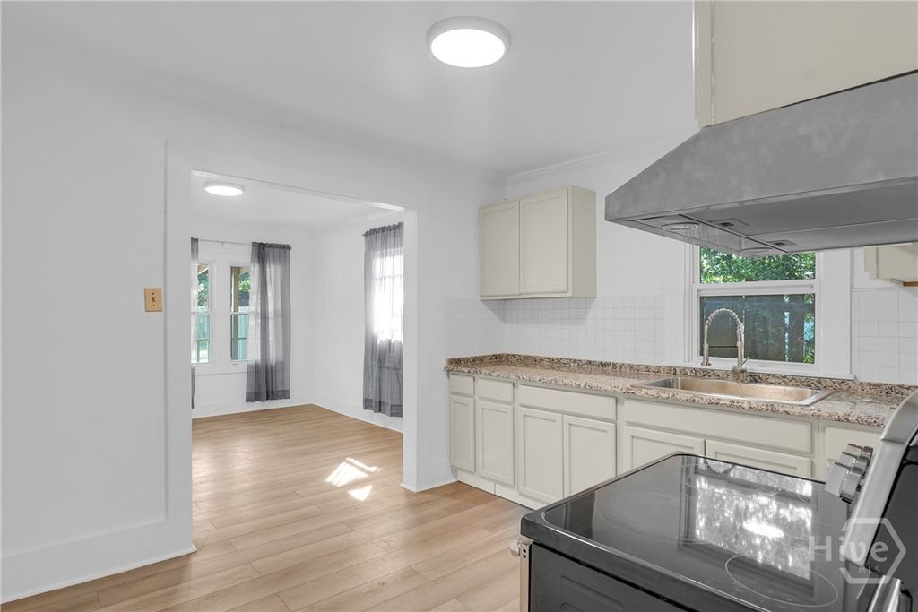 Image 6 of property listing at 2024 E 51st Street, Savannah, GA 31404