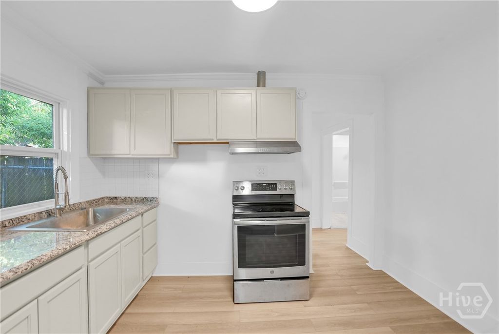 Image 7 of property listing at 2024 E 51st Street, Savannah, GA 31404