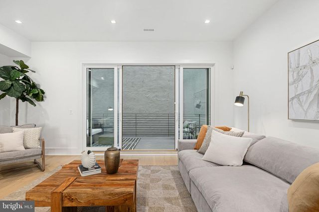 1102 CYPRESS ST, Philadelphia, PA 19107