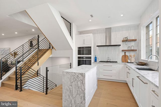 1102 CYPRESS ST, Philadelphia, PA 19107