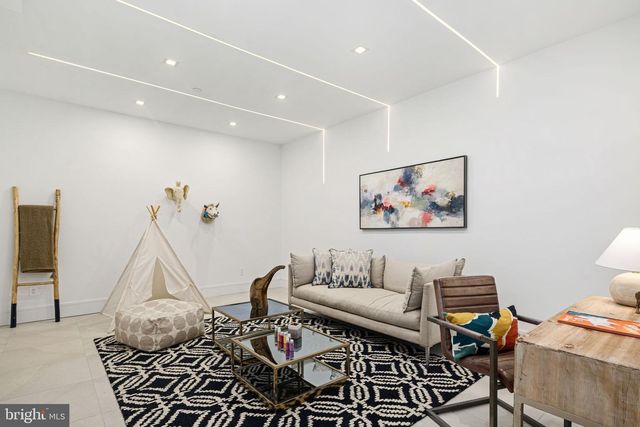 1102 CYPRESS ST, Philadelphia, PA 19107