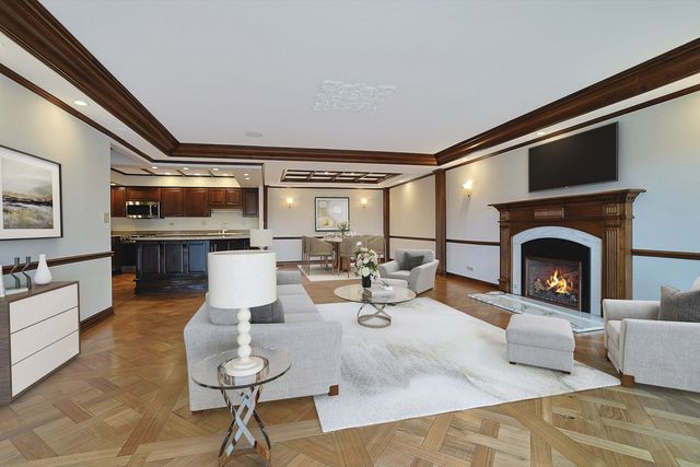 1 Oak Brook Club Drive B-301, Oak Brook, IL 60523