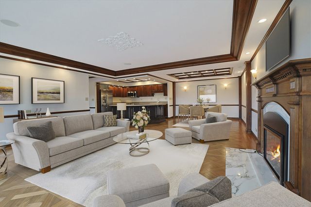 1 Oak Brook Club Drive B-301, Oak Brook, IL 60523