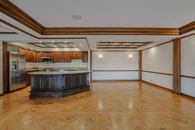 1 Oak Brook Club Drive B-301, Oak Brook, IL 60523