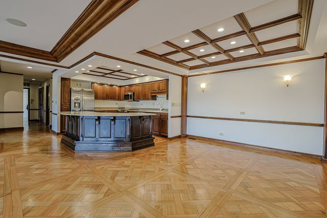 1 Oak Brook Club Drive B-301, Oak Brook, IL 60523