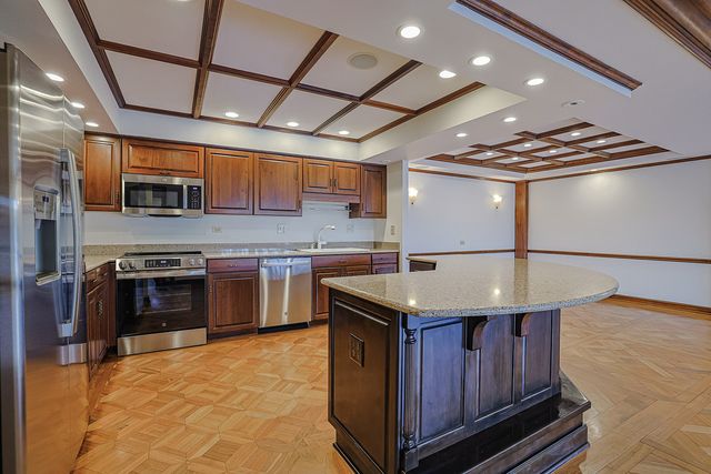 1 Oak Brook Club Drive B-301, Oak Brook, IL 60523