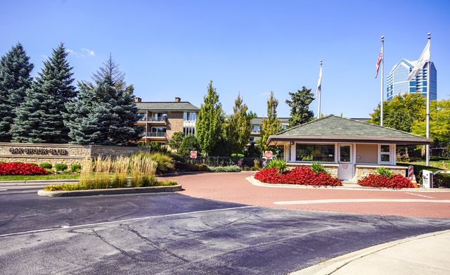 1 Oak Brook Club Drive B-301, Oak Brook, IL 60523