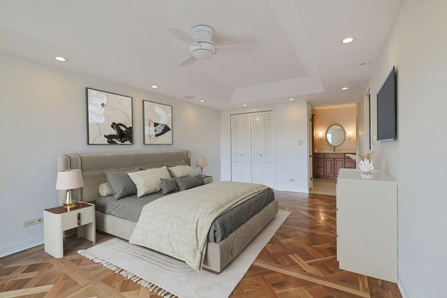 1 Oak Brook Club Drive B-301, Oak Brook, IL 60523