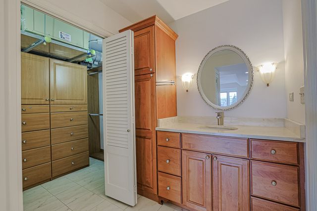 1 Oak Brook Club Drive B-301, Oak Brook, IL 60523