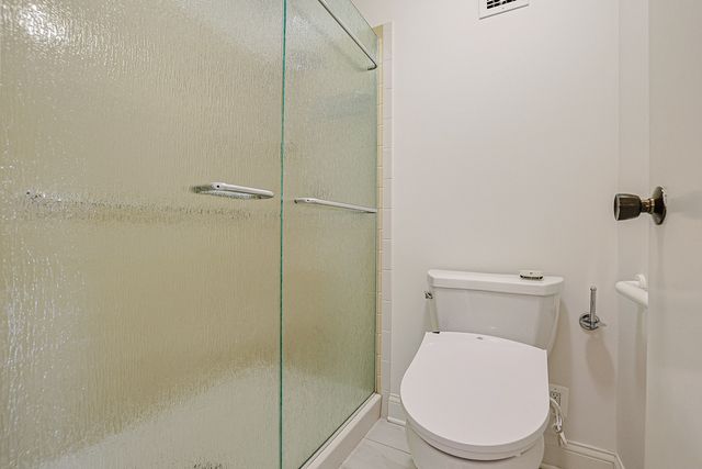 1 Oak Brook Club Drive B-301, Oak Brook, IL 60523