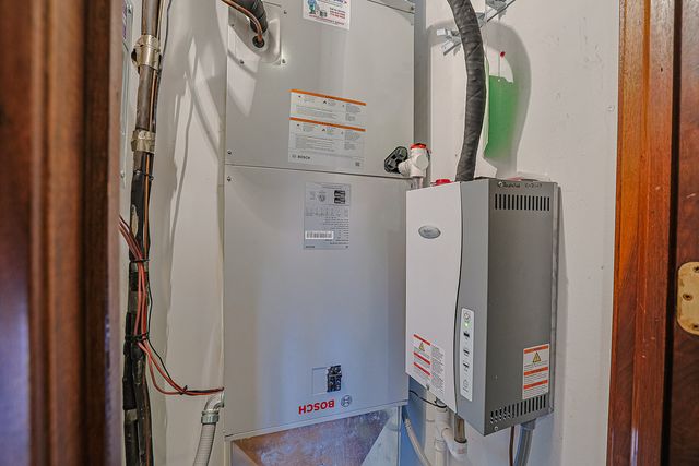 1 Oak Brook Club Drive B-301, Oak Brook, IL 60523