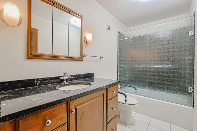 1 Oak Brook Club Drive B-301, Oak Brook, IL 60523