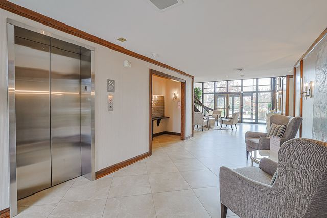 1 Oak Brook Club Drive B-301, Oak Brook, IL 60523