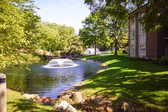 1 Oak Brook Club Drive B-301, Oak Brook, IL 60523