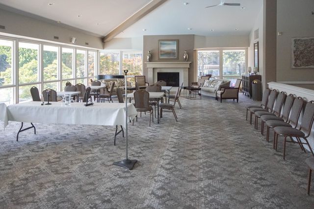 1 Oak Brook Club Drive B-301, Oak Brook, IL 60523