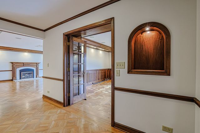 1 Oak Brook Club Drive B-301, Oak Brook, IL 60523