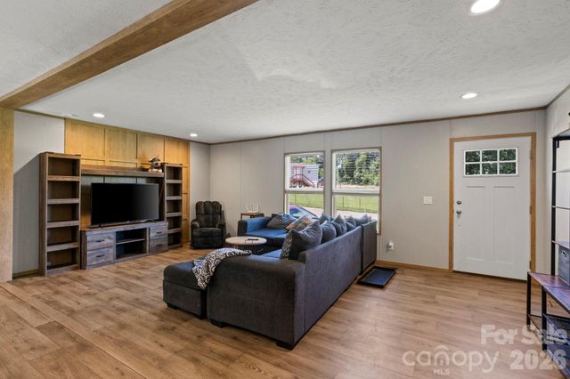 18 Moss Lane, Hendersonville, NC 28792