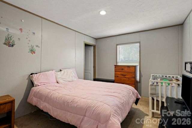 18 Moss Lane, Hendersonville, NC 28792
