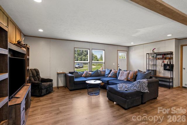 18 Moss Lane, Hendersonville, NC 28792