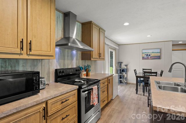 18 Moss Lane, Hendersonville, NC 28792