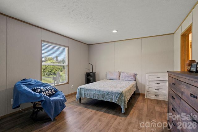 18 Moss Lane, Hendersonville, NC 28792