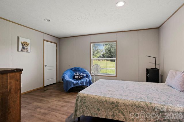 18 Moss Lane, Hendersonville, NC 28792