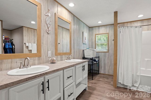 18 Moss Lane, Hendersonville, NC 28792
