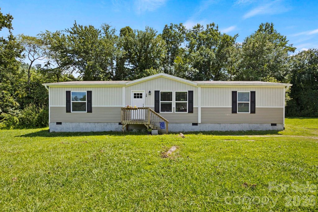 18 Moss Lane, Hendersonville, NC 28792