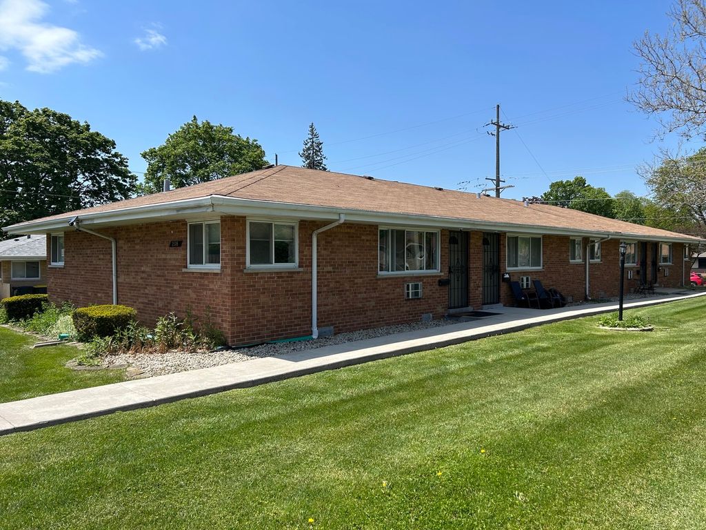 208 Walter Drive D, Roselle, IL 60172