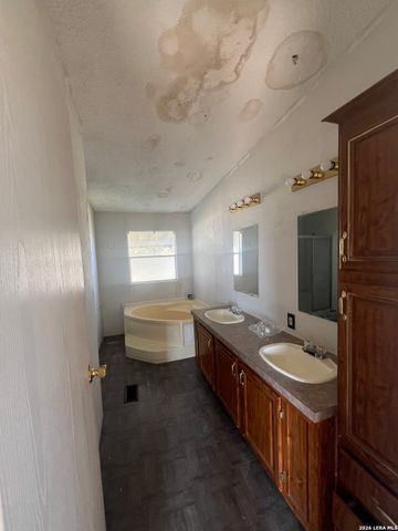 370 County Road 347, Hondo, TX 78861