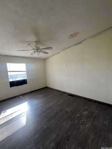 370 County Road 347, Hondo, TX 78861