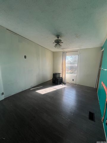 370 County Road 347, Hondo, TX 78861