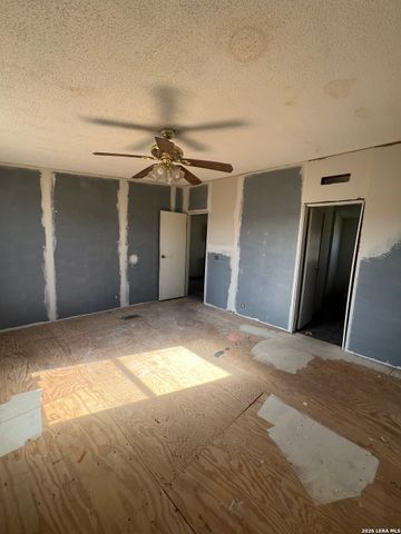 370 County Road 347, Hondo, TX 78861