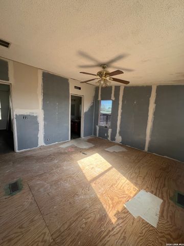 370 County Road 347, Hondo, TX 78861