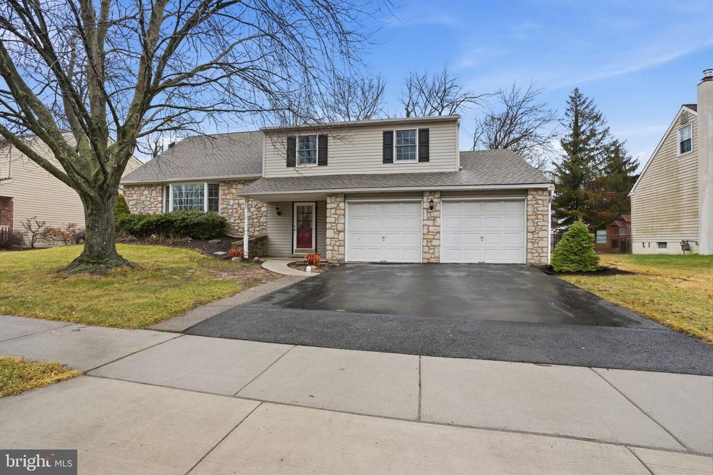 195 GILBERT DR, Morrisville, PA 19067