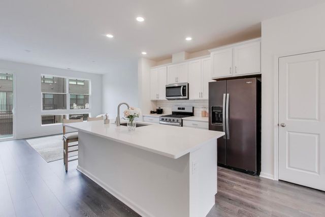 2251 Venture Drive, Schaumburg, IL 60193