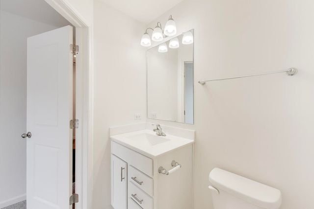 2251 Venture Drive, Schaumburg, IL 60193